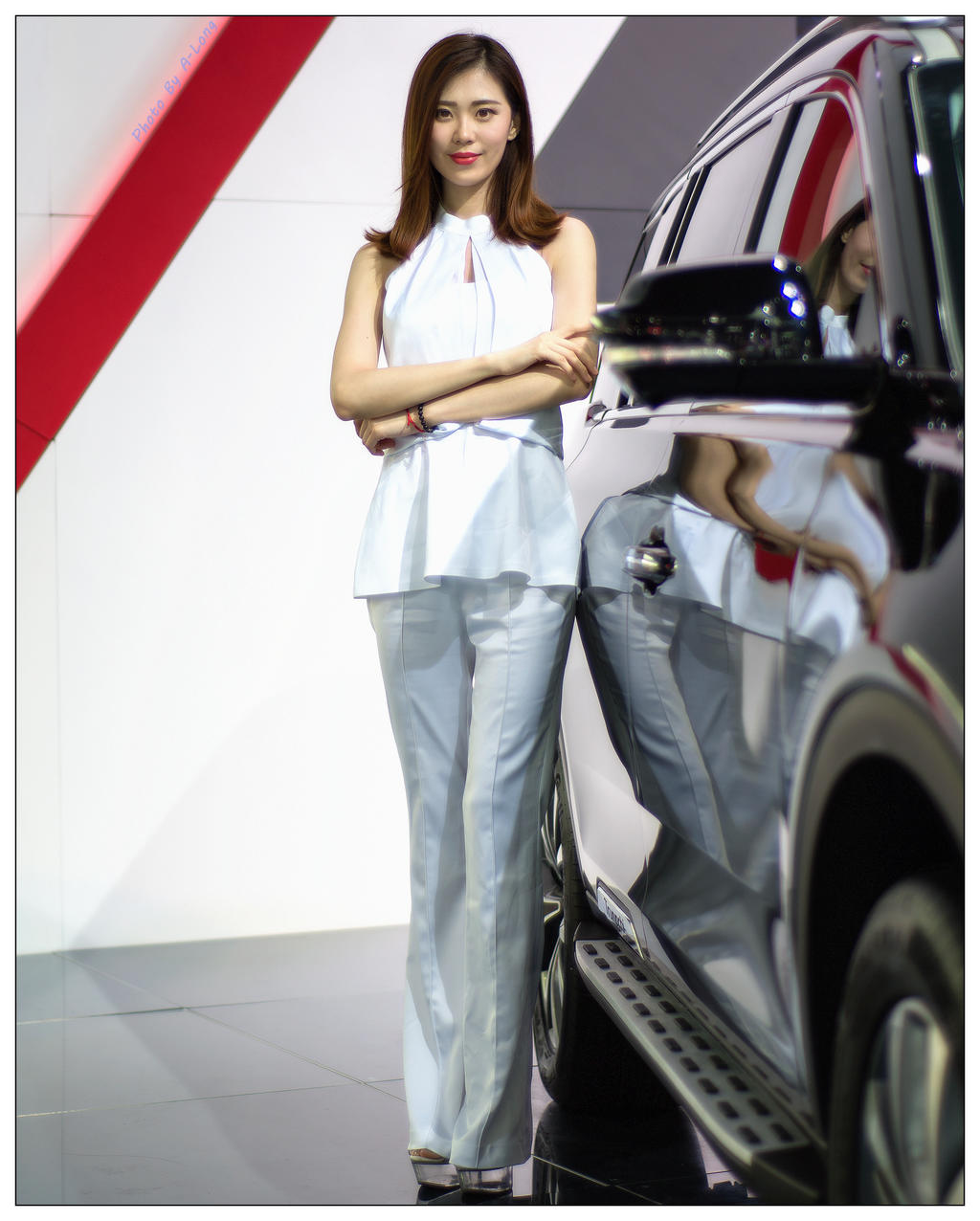 豪车嫩模身高腿长惹火艺术写真