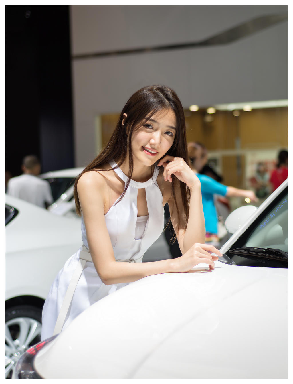 豪车嫩模身高腿长惹火艺术写真