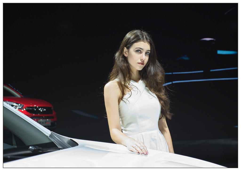 豪车嫩模身高腿长惹火艺术写真