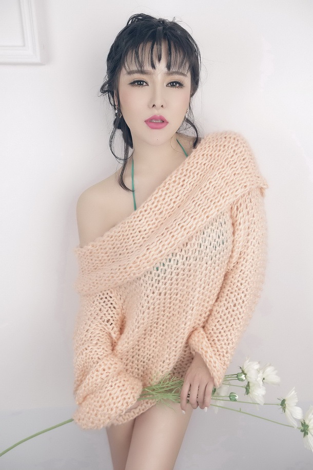 韩国大眼妩媚少妇娇滴滴写真