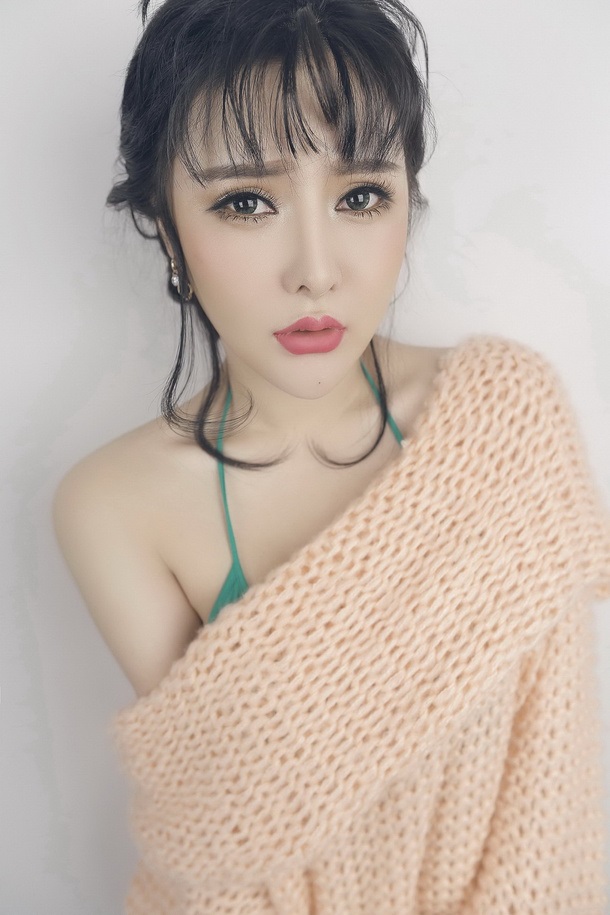 韩国大眼妩媚少妇娇滴滴写真