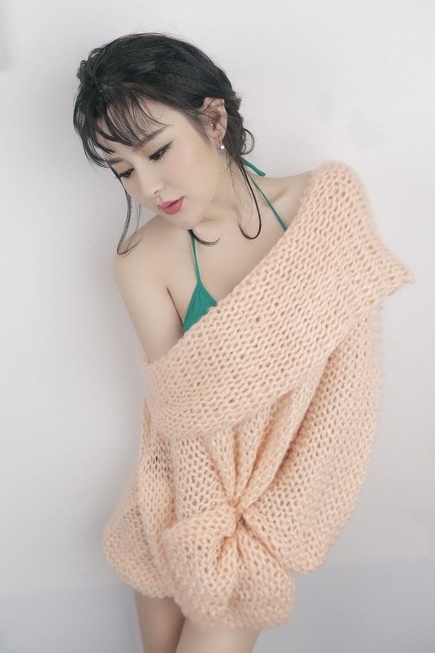 韩国大眼妩媚少妇娇滴滴写真