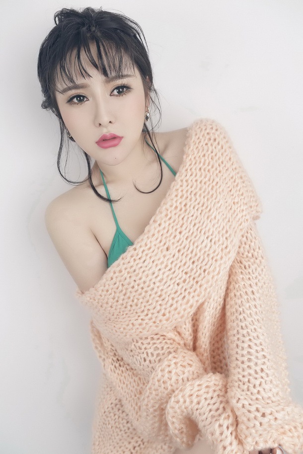 韩国大眼妩媚少妇娇滴滴写真