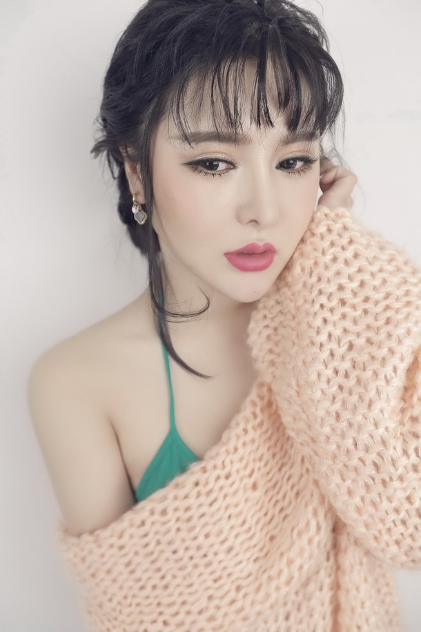 韩国大眼妩媚少妇娇滴滴写真