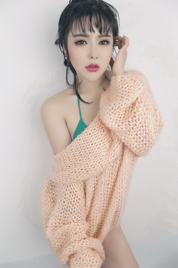 韩国大眼妩媚少妇娇滴滴写真