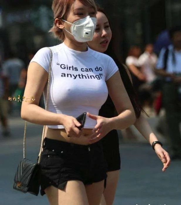 街拍丰腴少妇真空上街 上半身两点凸显