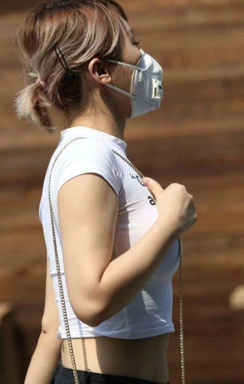 街拍丰腴少妇真空上街 上半身两点凸显