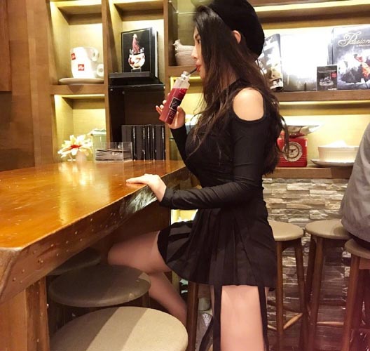 大嫂徐冬冬性感图片 傲人上围大长腿超吸睛