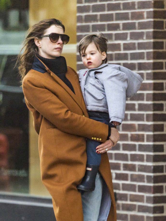 安妮海瑟薇一家三口最新街拍