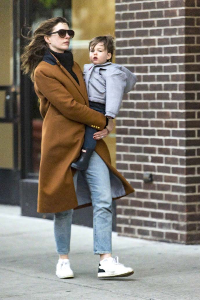 安妮海瑟薇一家三口最新街拍