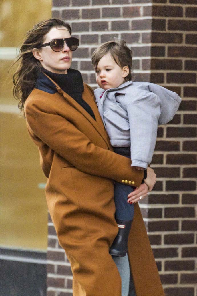 安妮海瑟薇一家三口最新街拍