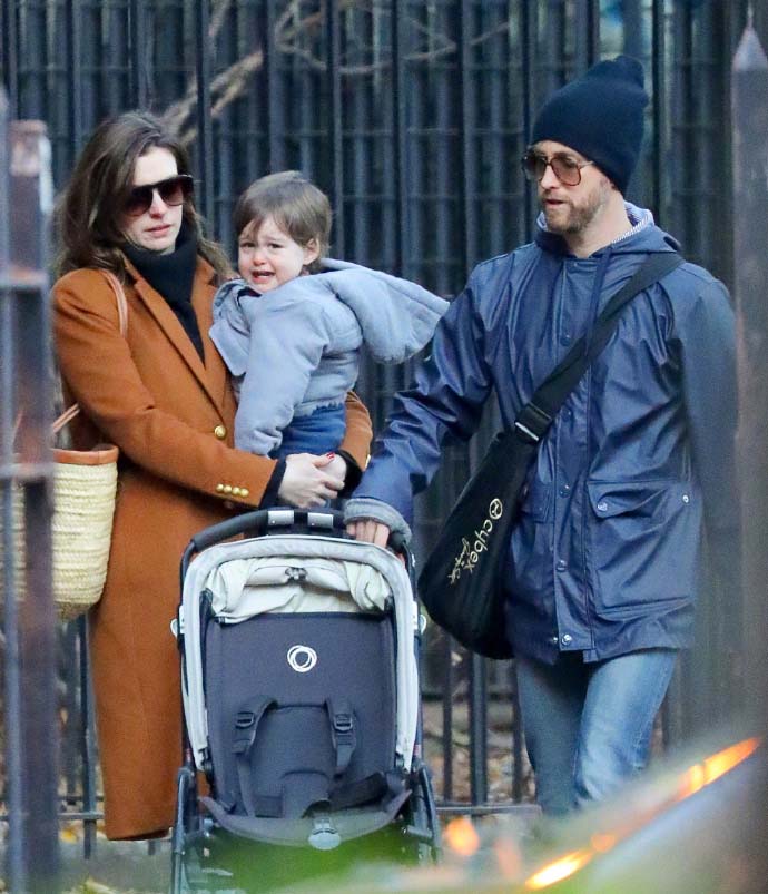 安妮海瑟薇一家三口最新街拍