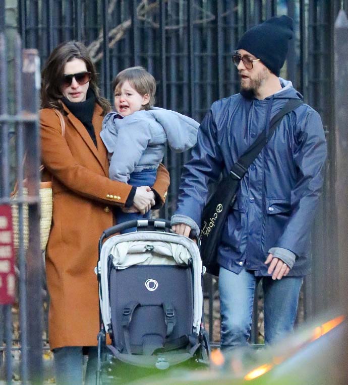 安妮海瑟薇一家三口最新街拍