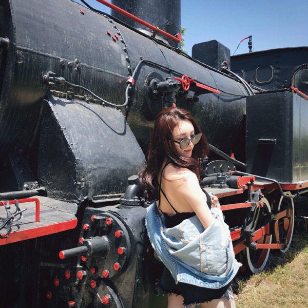 孟瞳迪时尚写真 大秀美腿尽显清爽凉快