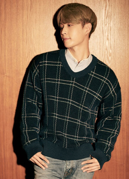 张艺兴格子毛衣金发照片 帅气随性超抢眼