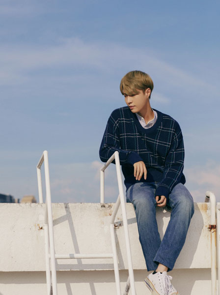 张艺兴格子毛衣金发照片 帅气随性超抢眼