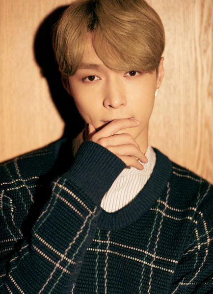 张艺兴格子毛衣金发照片 帅气随性超抢眼