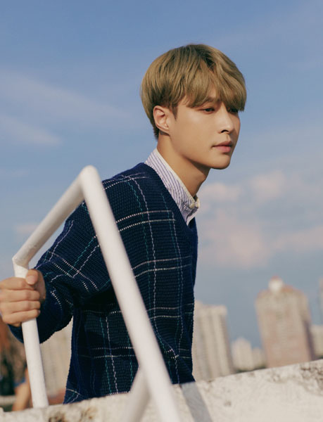 张艺兴格子毛衣金发照片 帅气随性超抢眼