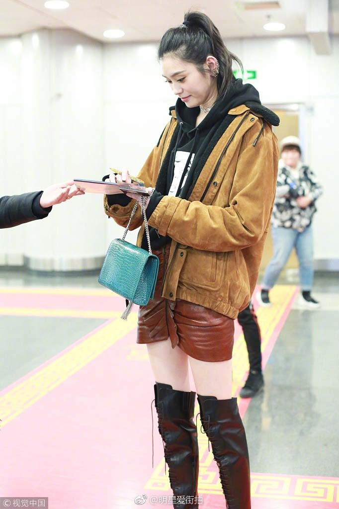 奚梦瑶机场街拍图片 逆天美腿十分抢镜