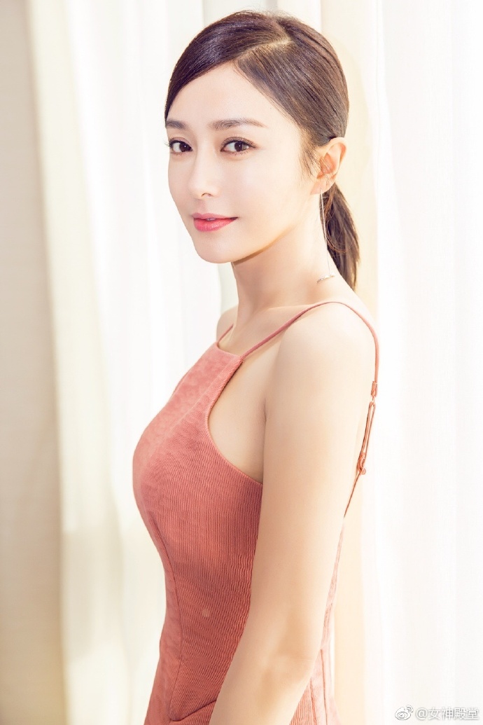 秦岚性感吊带装美照