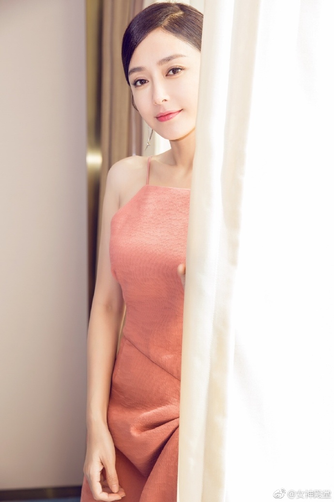 秦岚性感吊带装美照