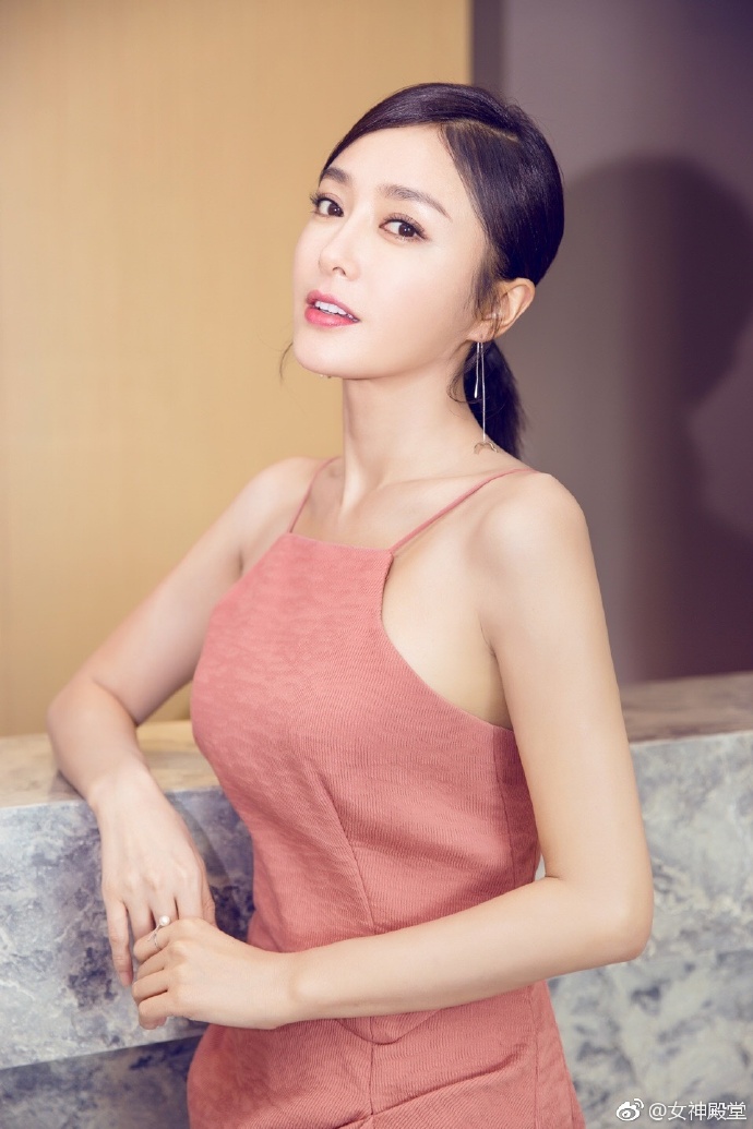 秦岚性感吊带装美照