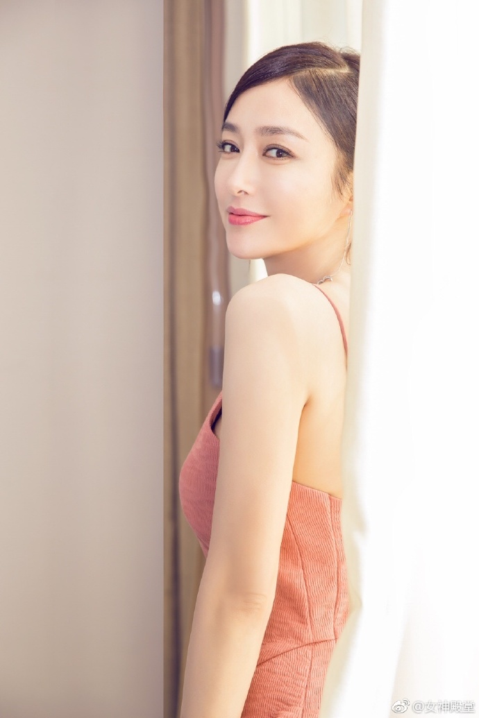 秦岚性感吊带装美照