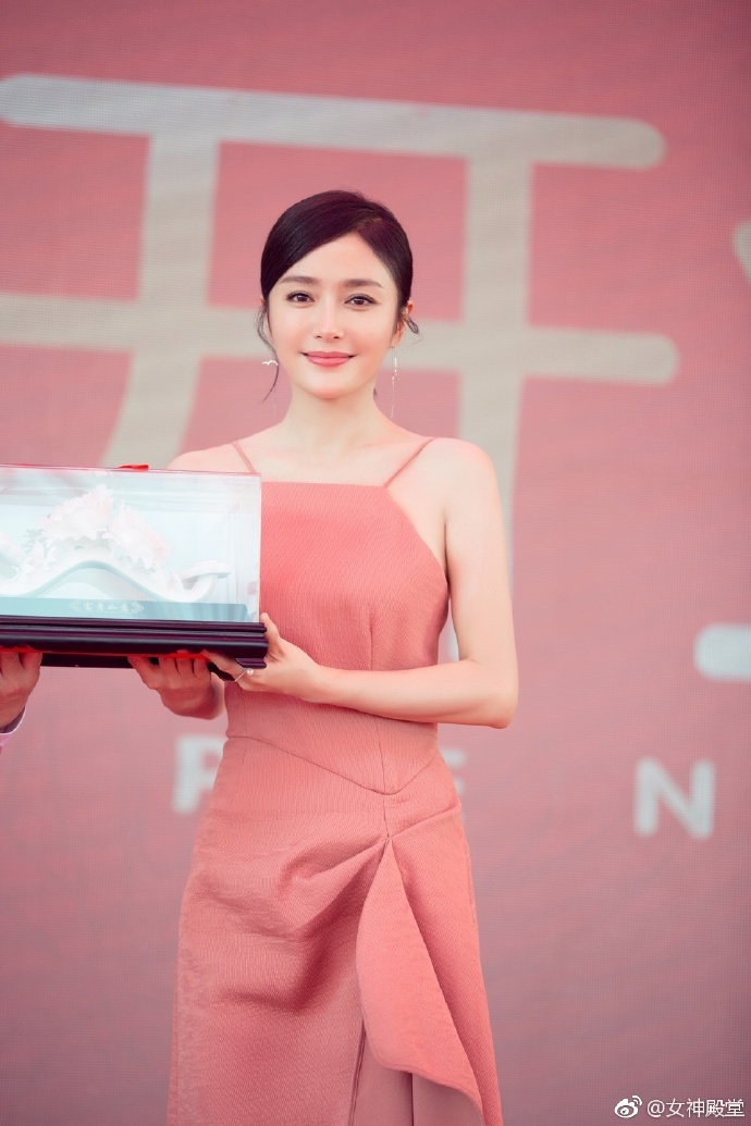 秦岚性感吊带装美照