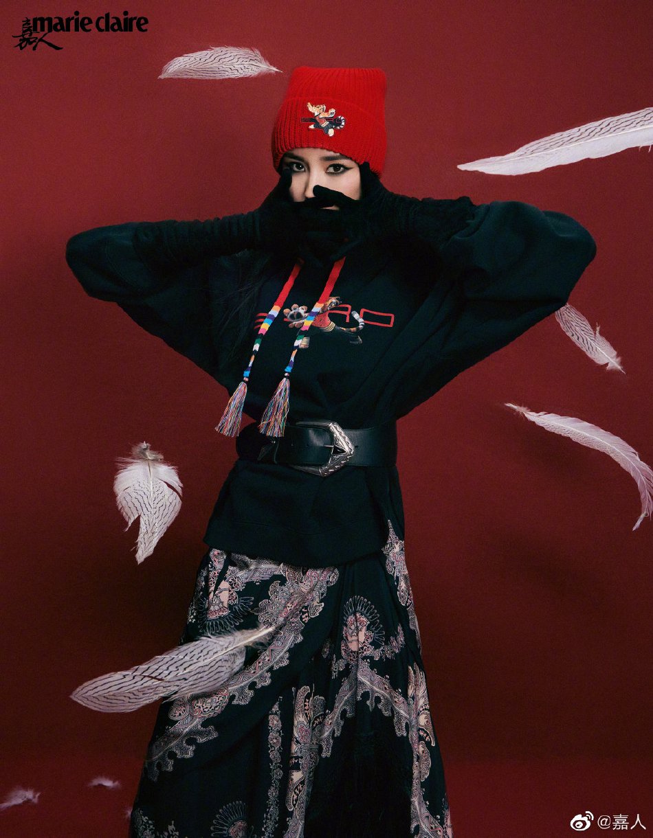 杨幂魅惑烟熏妆女人味十足写真