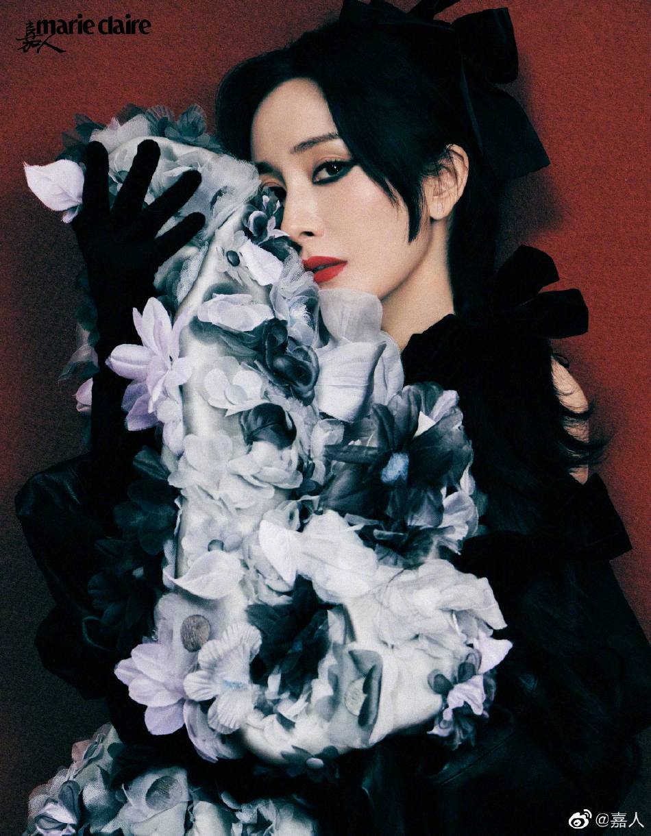 杨幂魅惑烟熏妆女人味十足写真