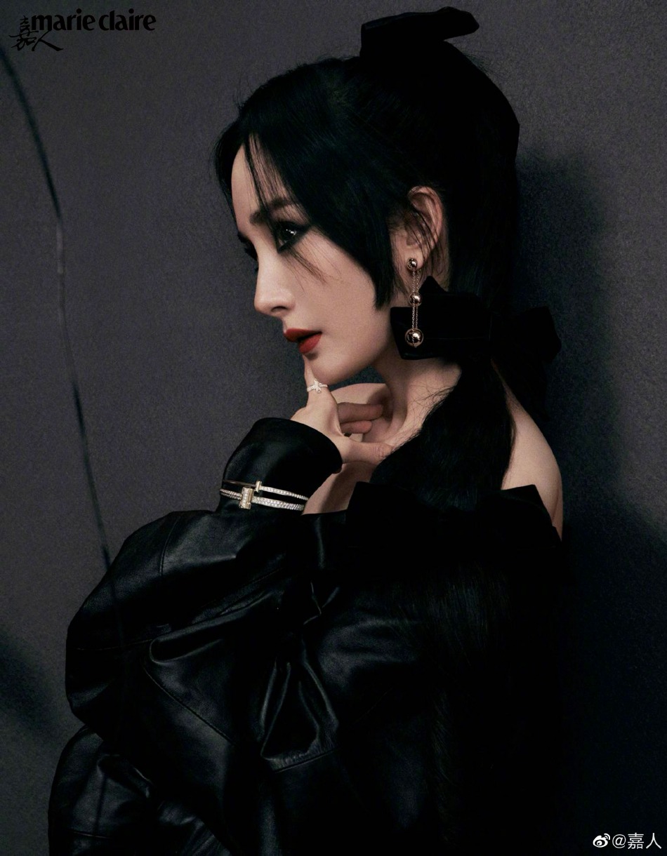 杨幂魅惑烟熏妆女人味十足写真