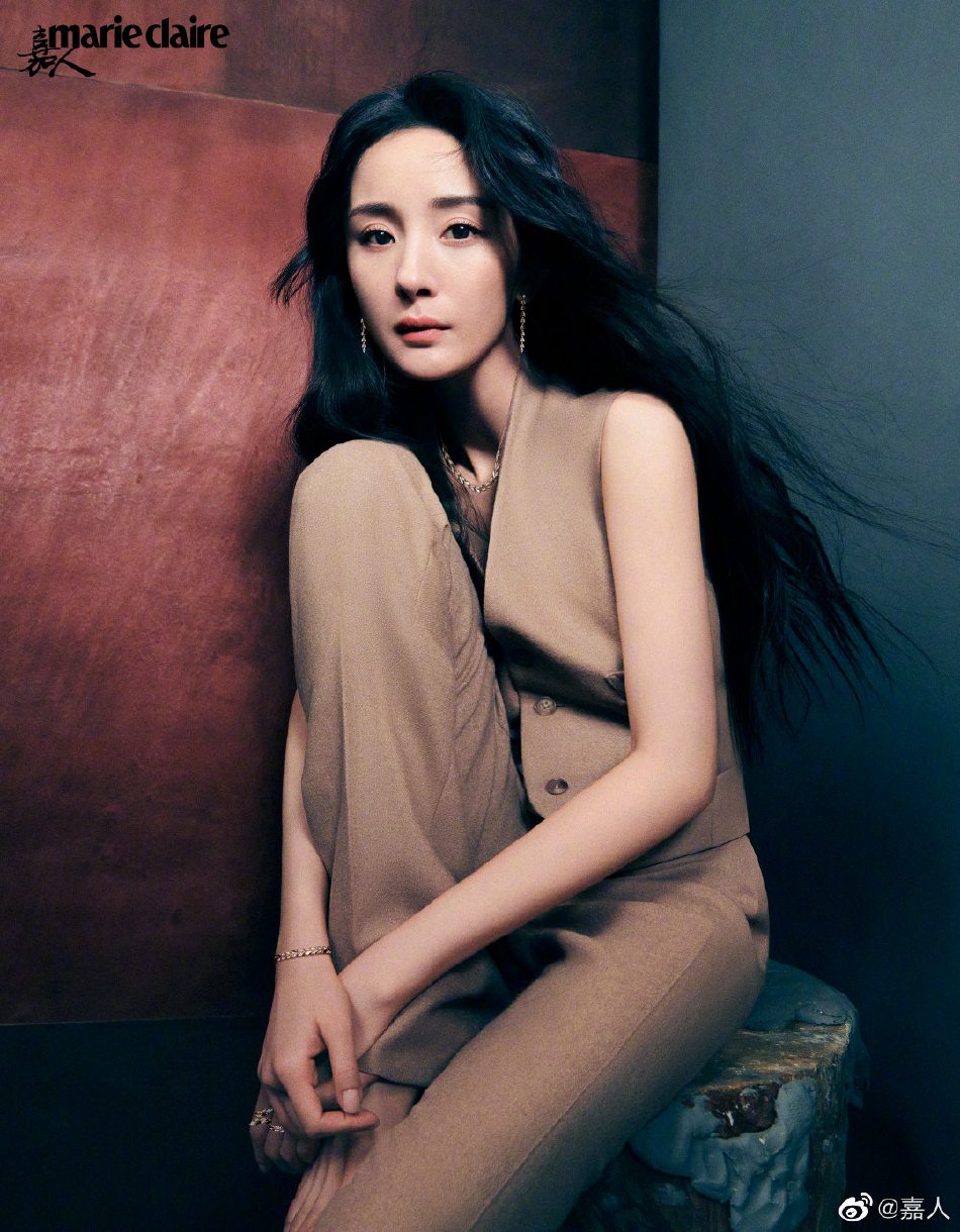 杨幂魅惑烟熏妆女人味十足写真