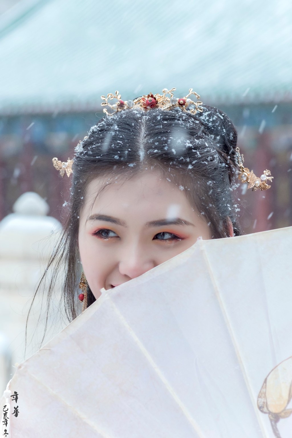 气质淡雅出尘的美丽女人雪中漫步唯美养眼的古风摄影图片