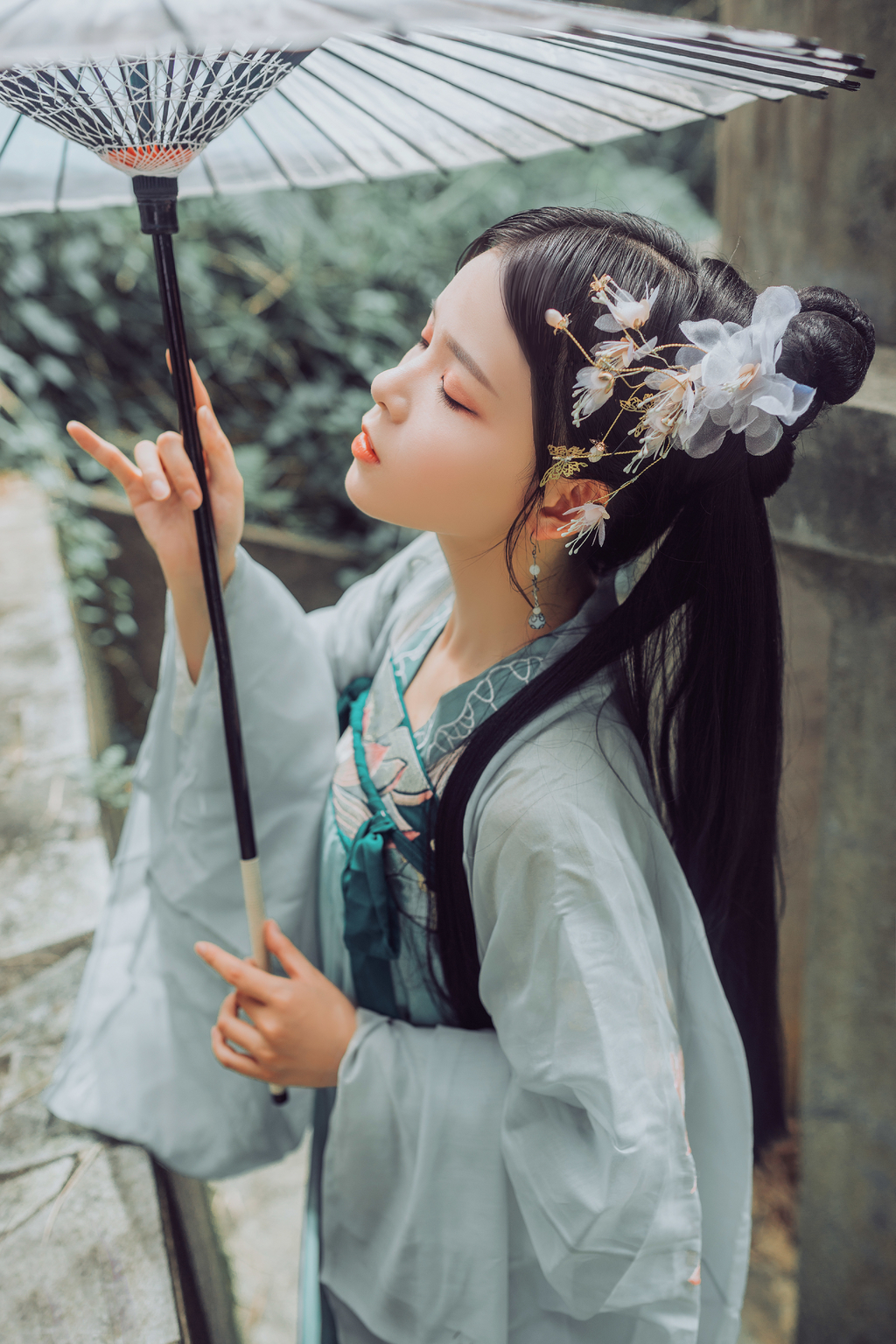 高清古装美女翠色烟衫长发及腰手持油纸伞唯美写真