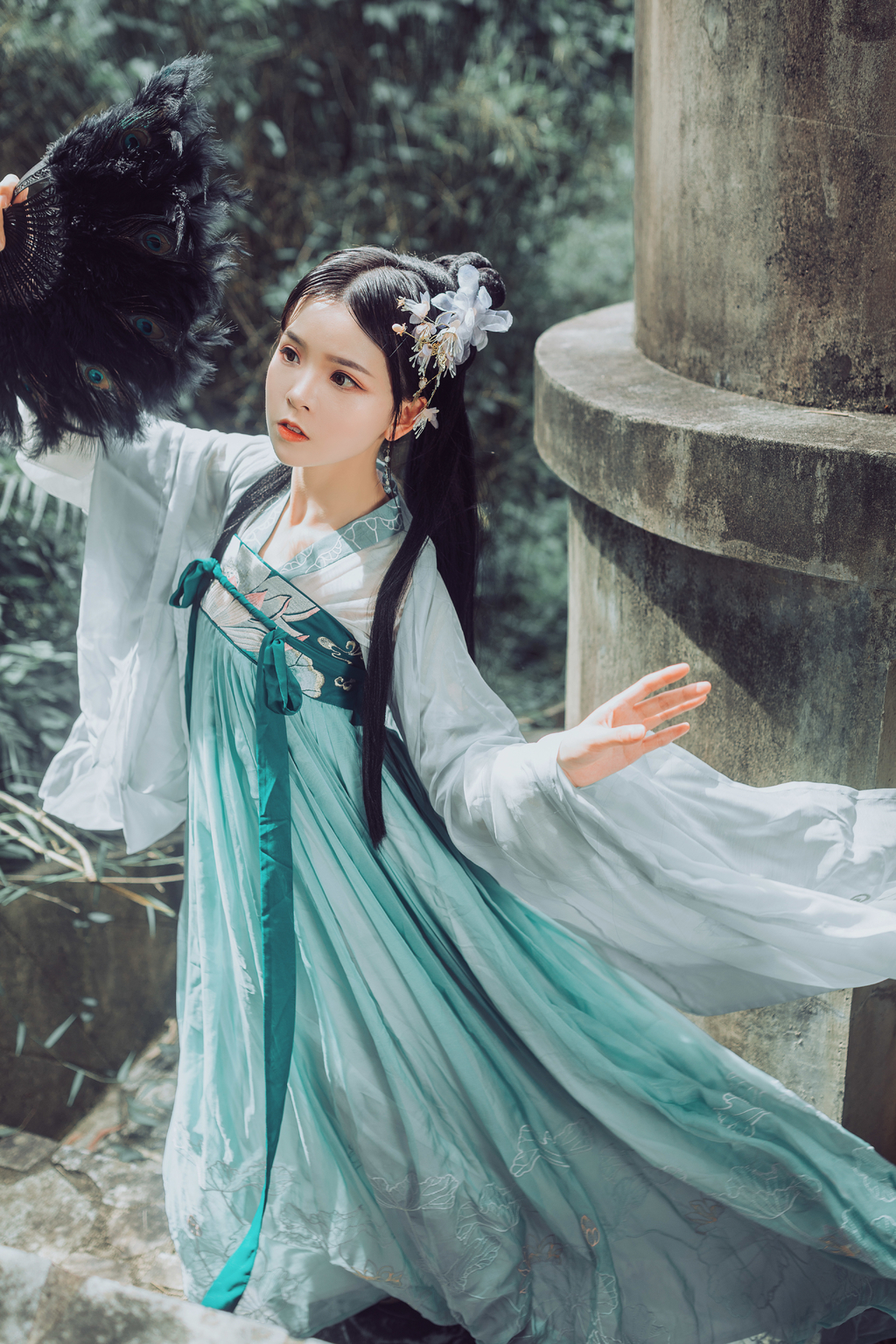 高清古装美女翠色烟衫长发及腰手持油纸伞唯美写真