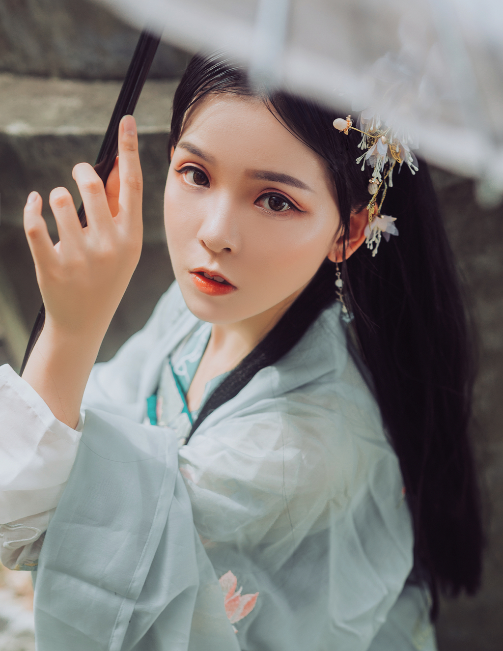 高清古装美女翠色烟衫长发及腰手持油纸伞唯美写真