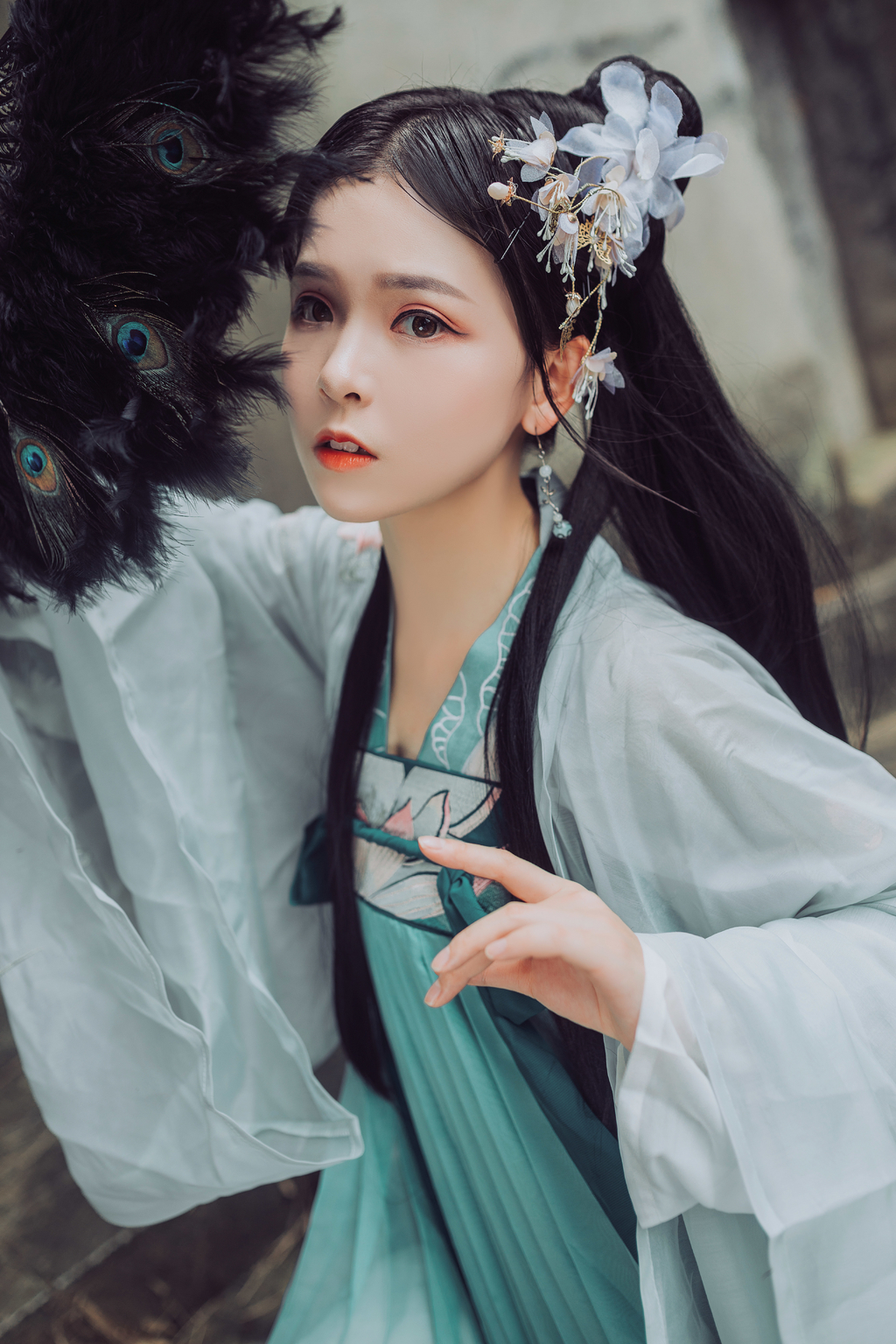 高清古装美女翠色烟衫长发及腰手持油纸伞唯美写真