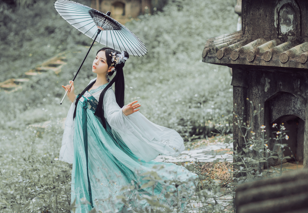 高清古装美女翠色烟衫长发及腰手持油纸伞唯美写真