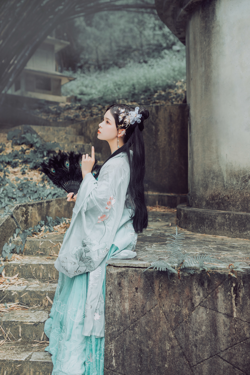 高清古装美女翠色烟衫长发及腰手持油纸伞唯美写真