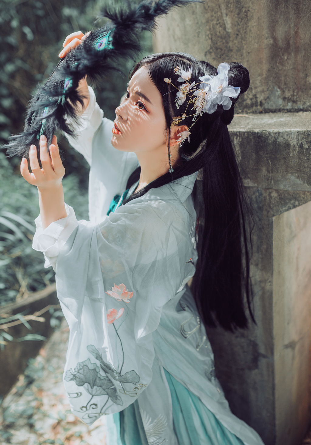 高清古装美女翠色烟衫长发及腰手持油纸伞唯美写真