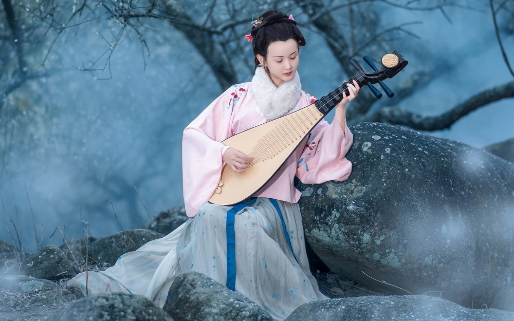 气质优雅的古典美人胸怀抱着琵琶唯美人体艺术照