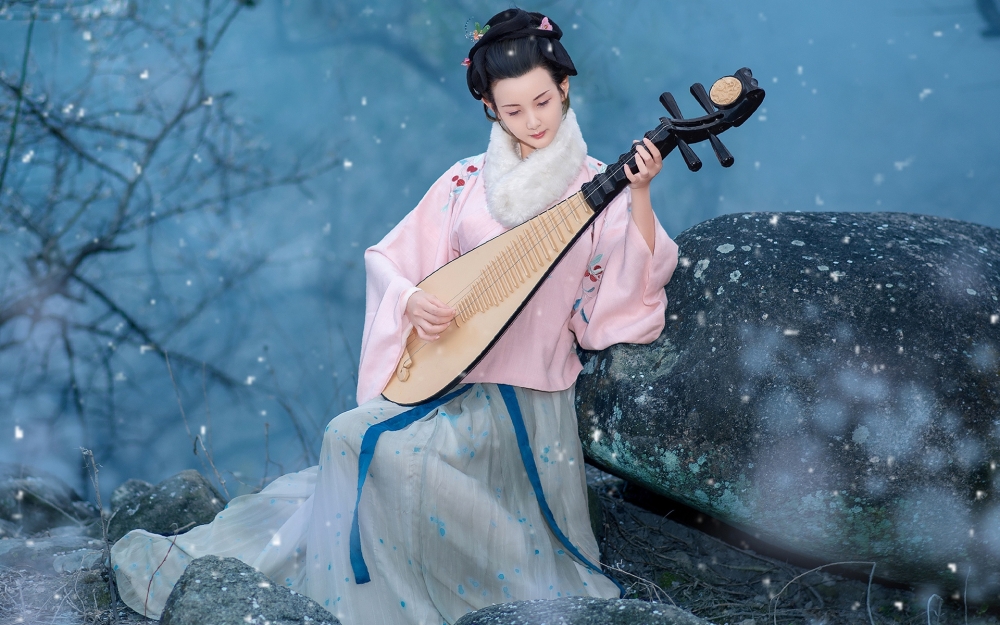 气质优雅的古典美人胸怀抱着琵琶唯美人体艺术照