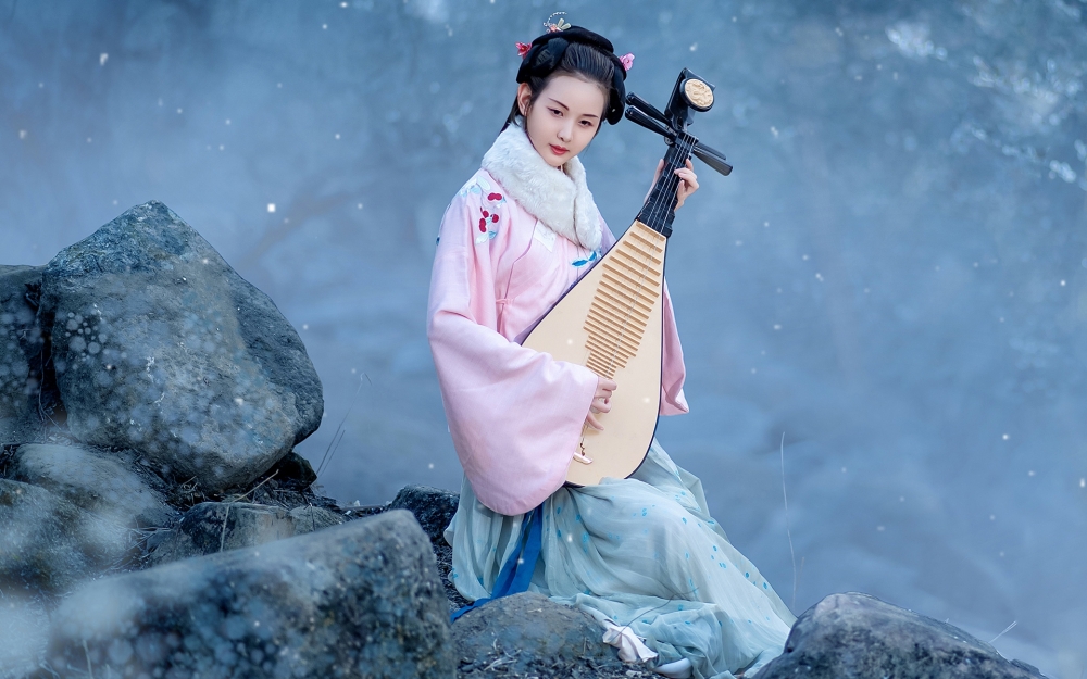 气质优雅的古典美人胸怀抱着琵琶唯美人体艺术照