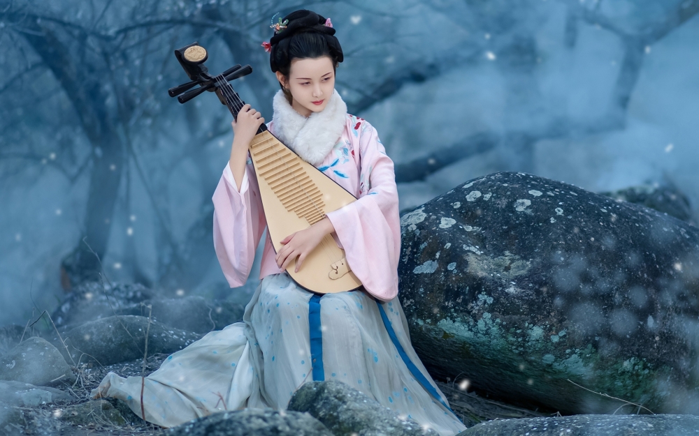 气质优雅的古典美人胸怀抱着琵琶唯美人体艺术照