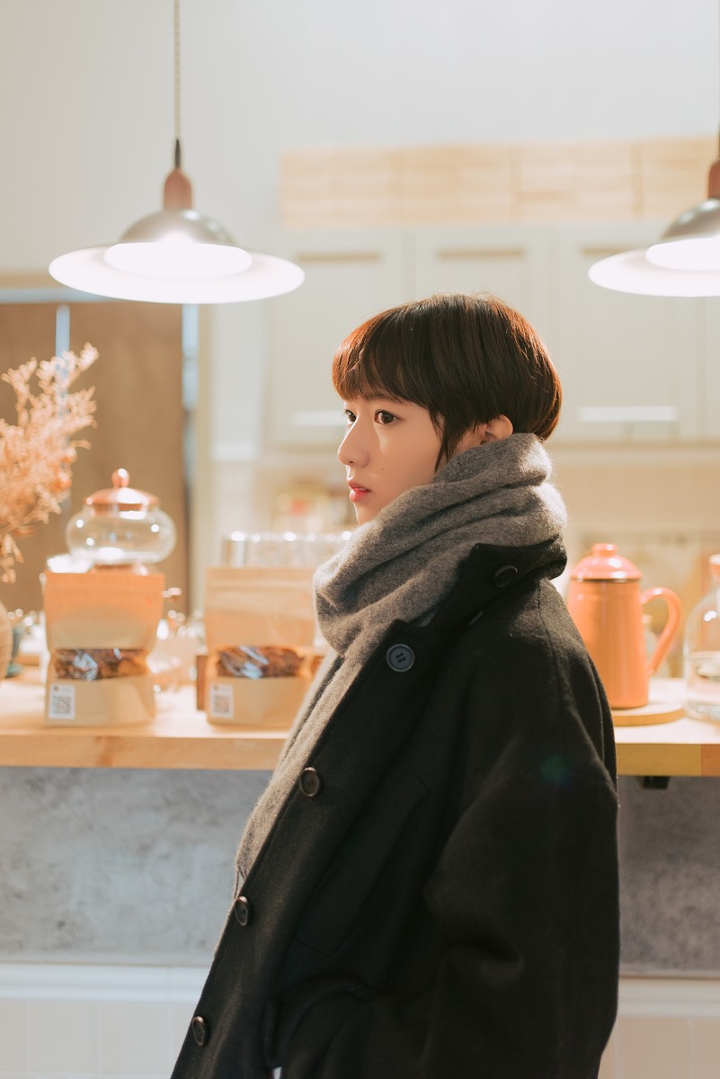 干净短发美女意境写真