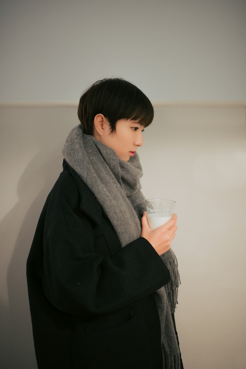 干净短发美女意境写真