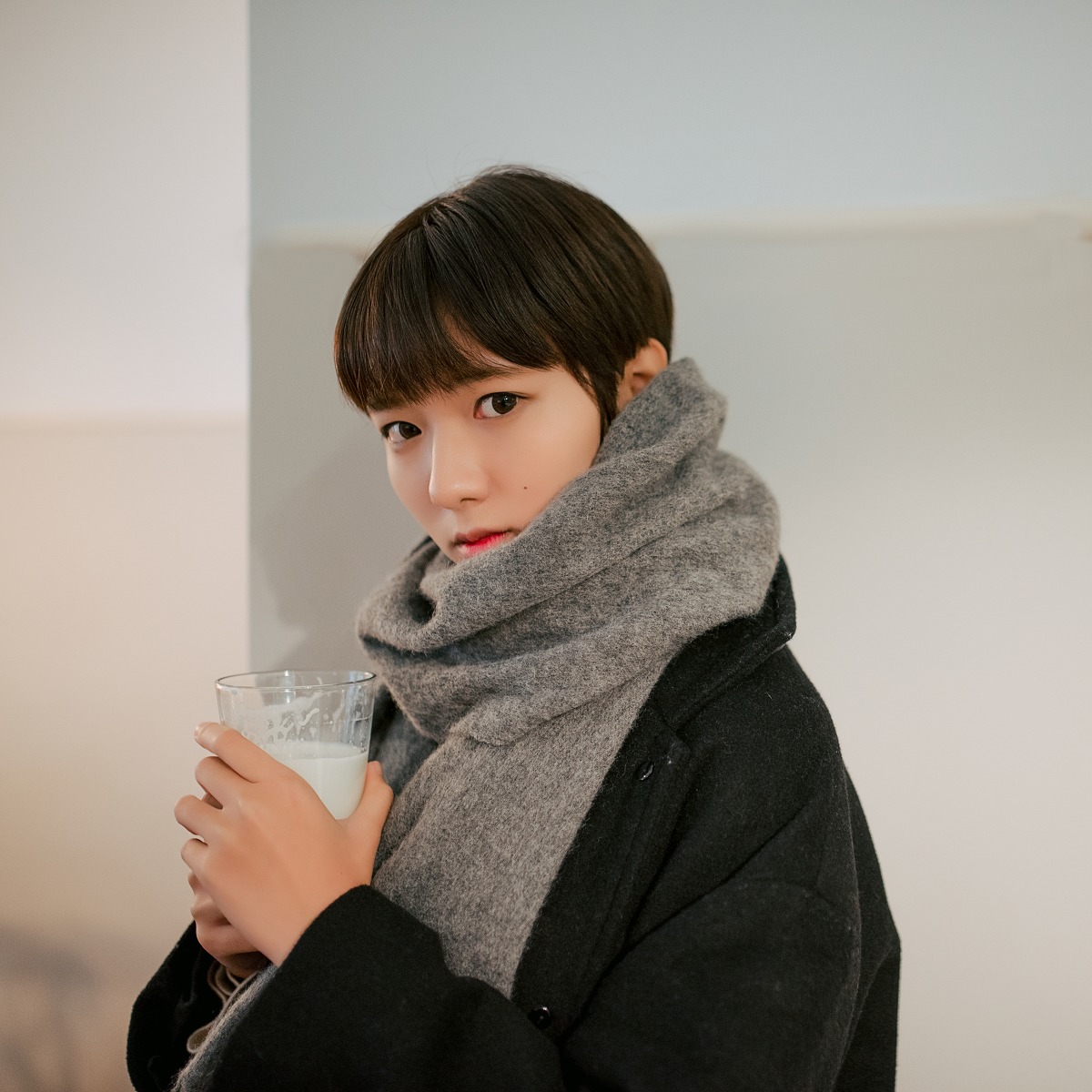 干净短发美女意境写真