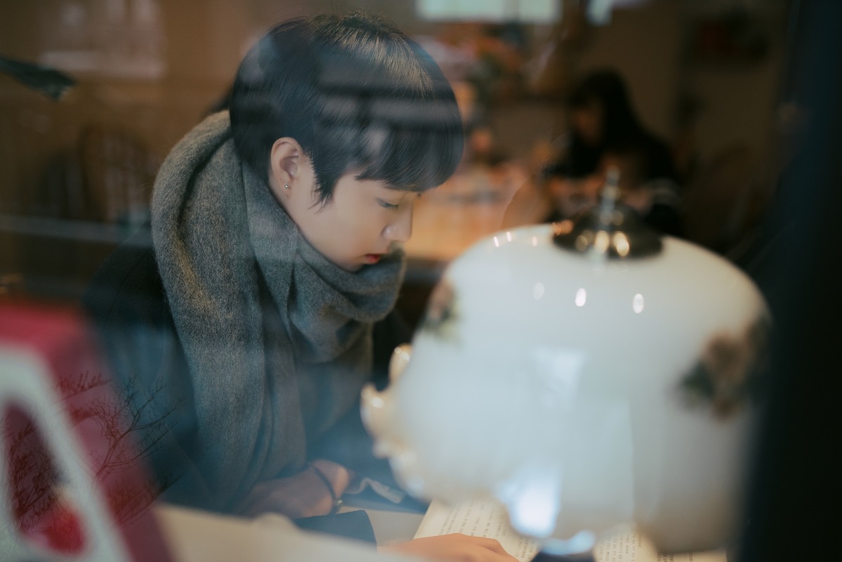 干净短发美女意境写真