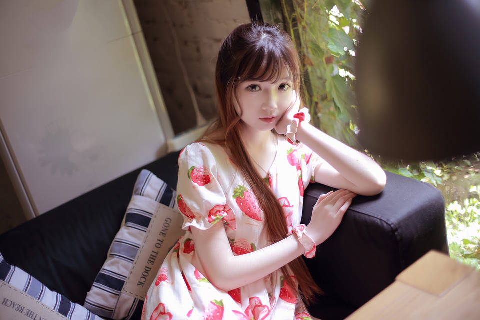 樱桃小嘴刘海美女