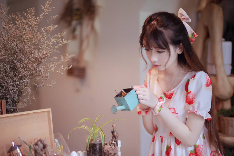 樱桃小嘴刘海美女